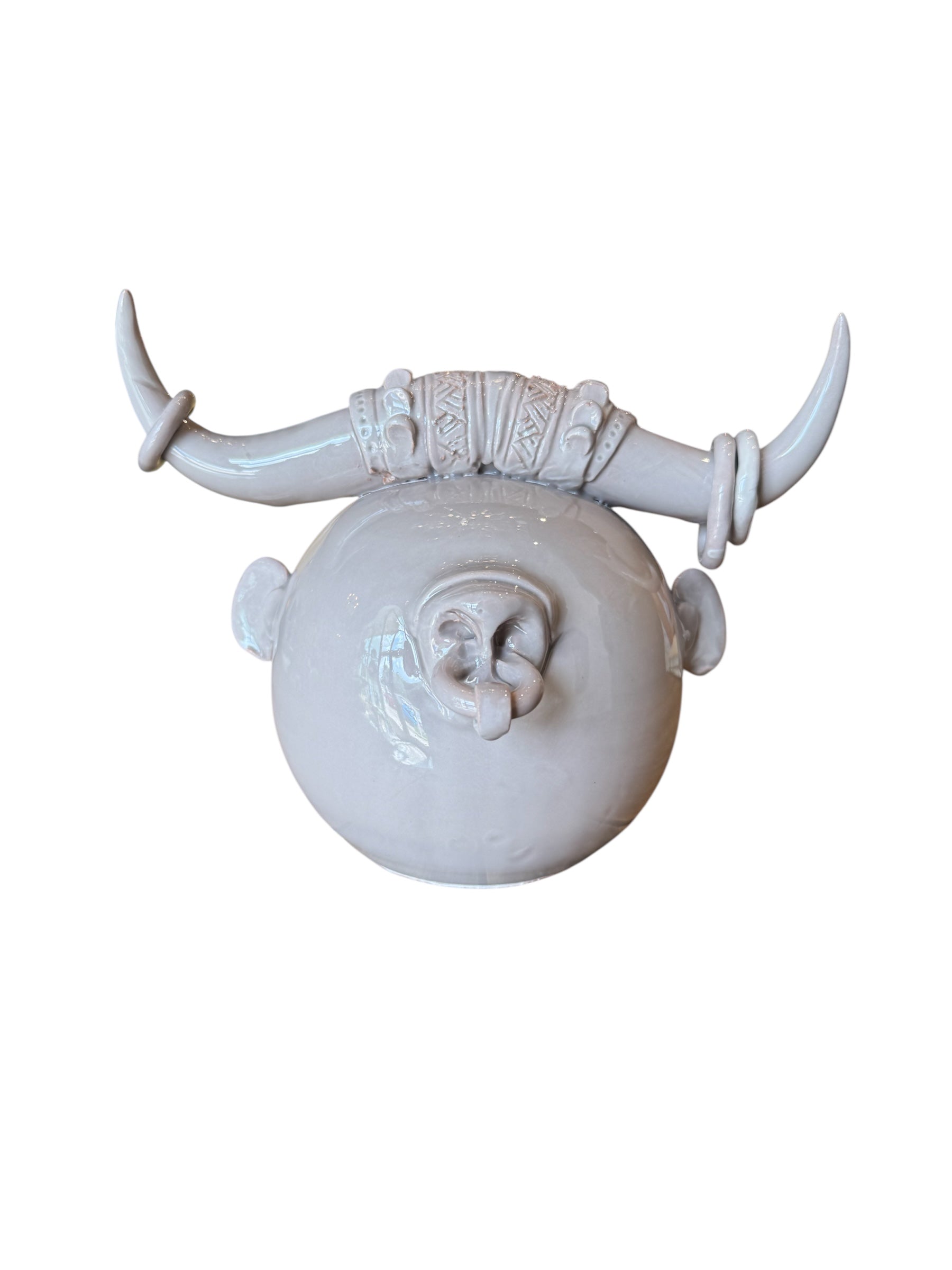 Artistic white grey ceramic bull sculpture by Enza Fasano, featuring a minimalist design and rings on the horns. Italy.
Toro_Inanellato_by_Enza_Fasano_Ceramiche