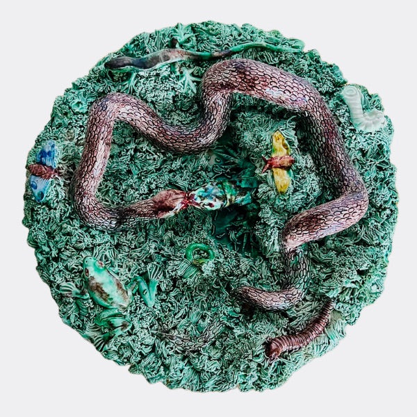 Palissy Ware plate by José Alves Cunha (1849–1901), featuring detailed relief design and vibrant glaze. Excellent vintage condition.