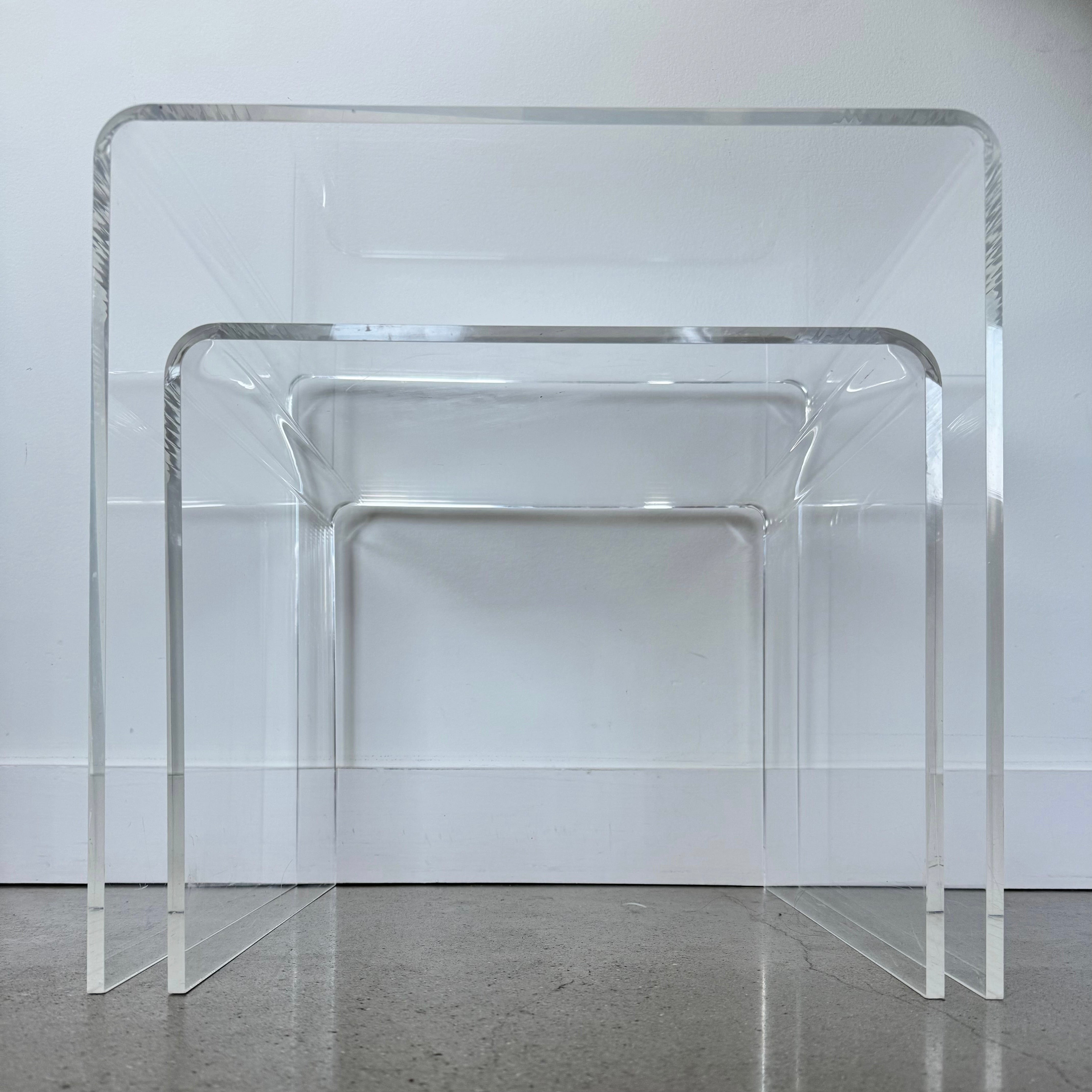 waterfall
1970s Set of Lucite Waterfall Nesting Tables
Table

small table

Side table

Occasional table

nesting table

modern

lucite

Home

Coffee table

Art Deco

1970s

