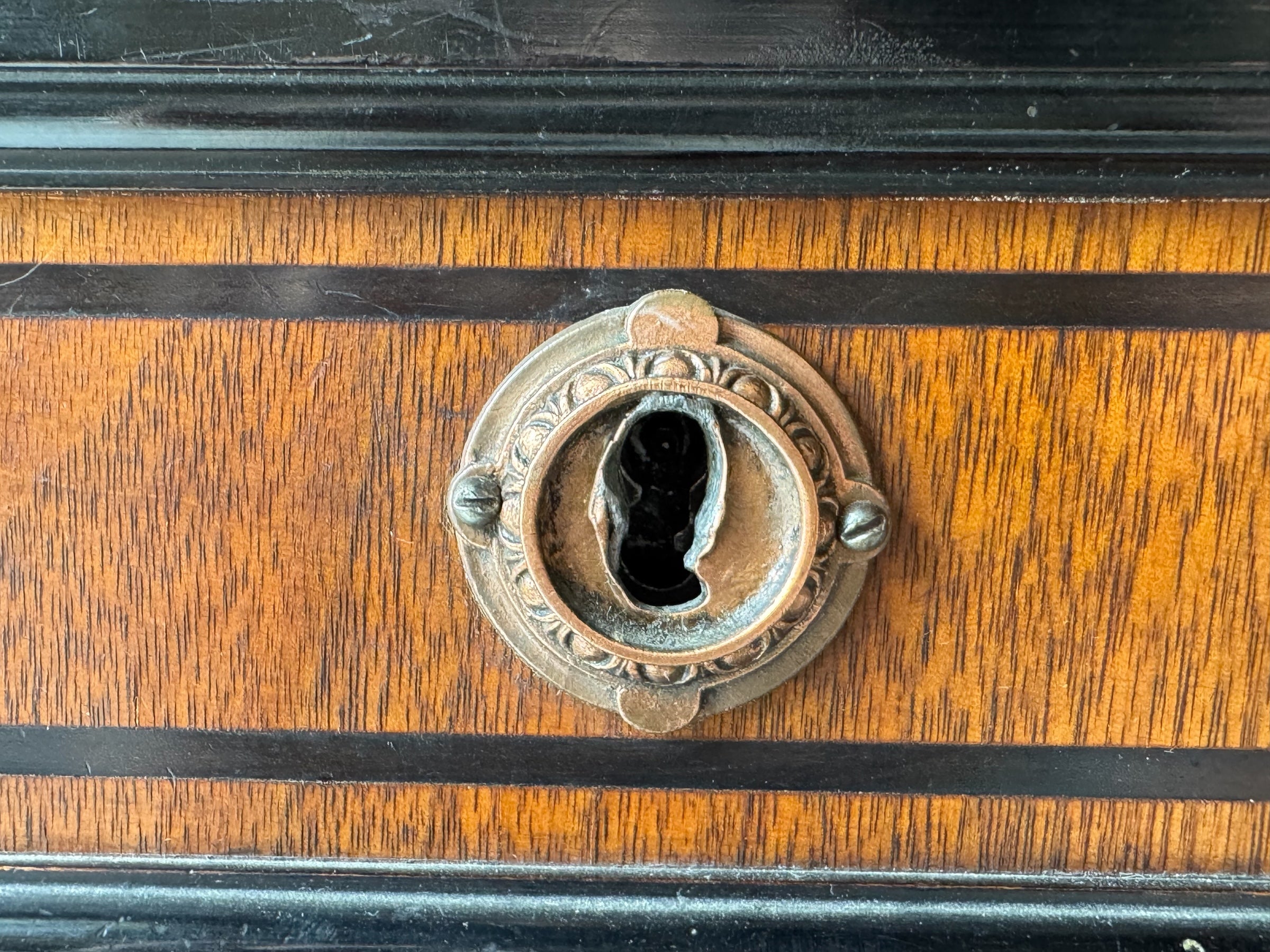 Writing desk
Antique
Victorian
19th-century
English
Walnut
Parcel-ebonized
Construction & Craftsmanship:

Dovetail joints
Handcrafted
Solid wood
Plank construction
Joinery
Construction details
Traditional woodworking
